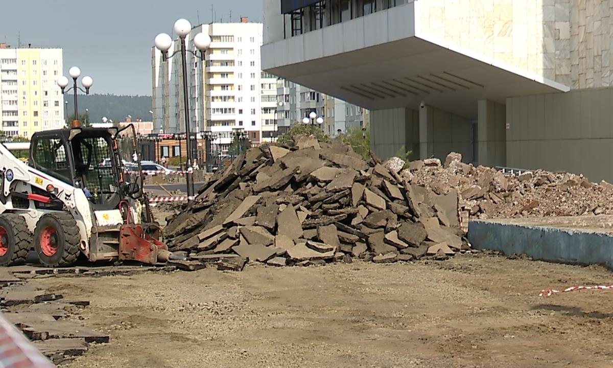 На площади у ТКЦ «Братск-АРТ» началось благоустройство