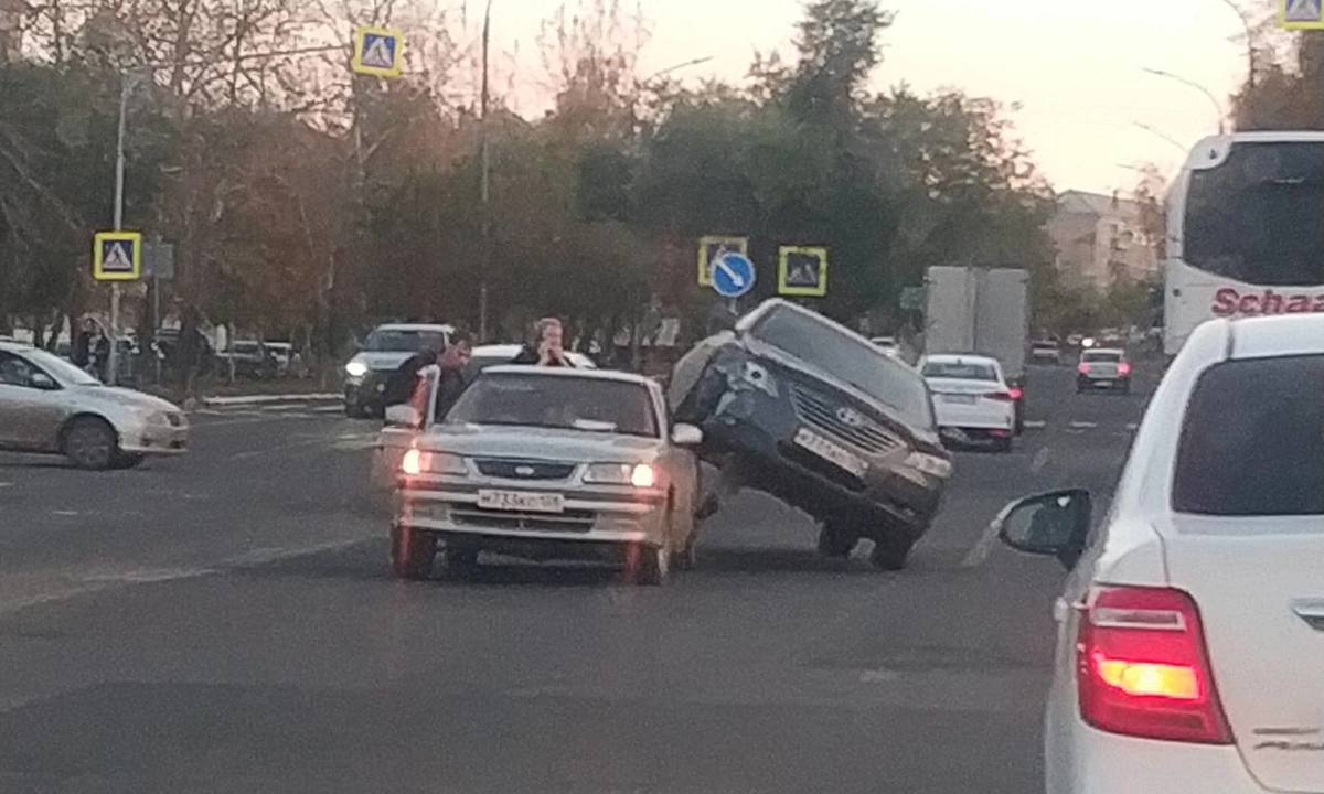 Берегись автомобиля: на улице Мира в Братске «Тойота» взяла на абордаж седан