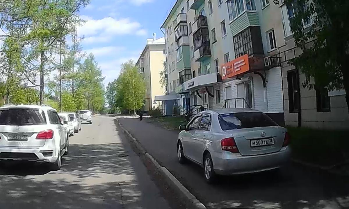 В Братске автохам припарковался на тротуаре