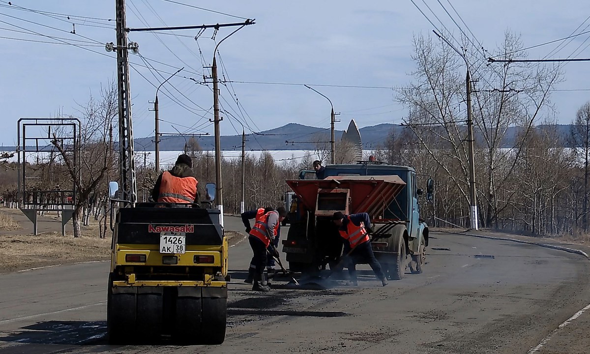 Дорожная служба Братска приступила к ямочному ремонту