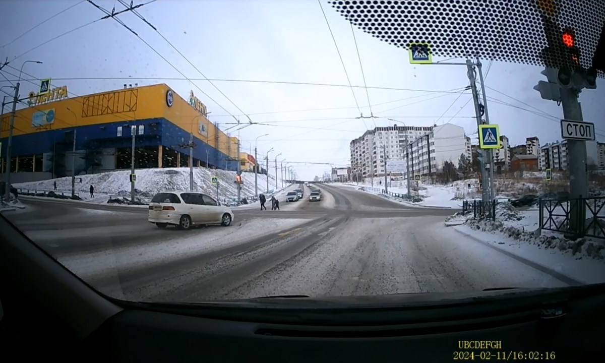 Братские автохамы поворачивают не туда, проносятся на красный и не  пропускают пешеходов