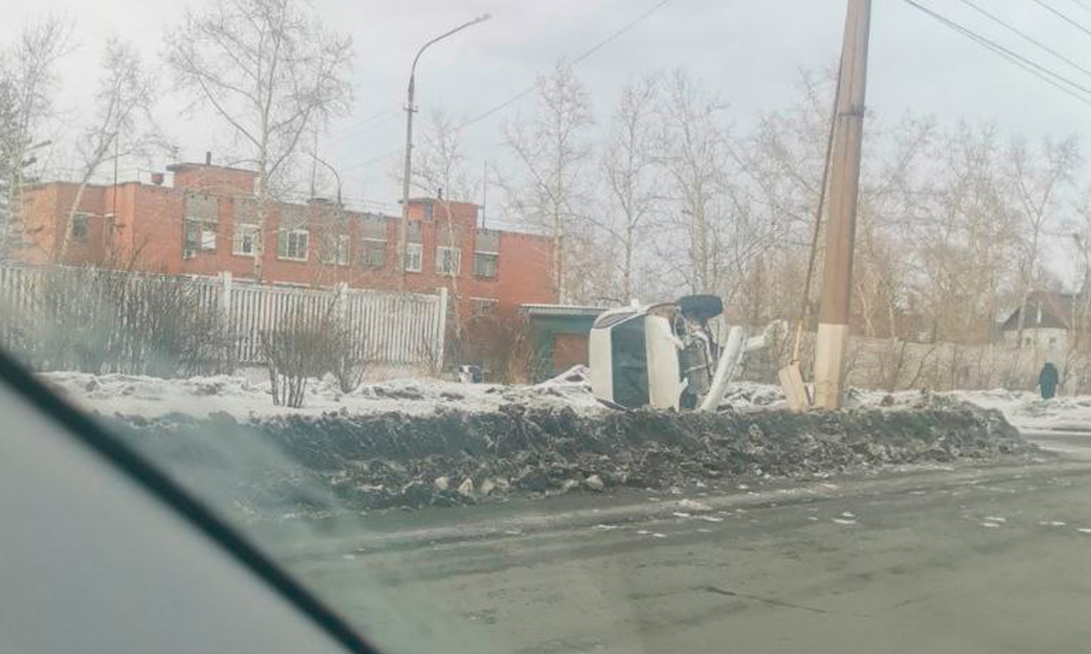 На улице Янгеля в Братске перевернулся автомобиль