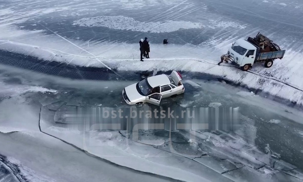 Автомобиль провалился под лёд Братского водохранилища