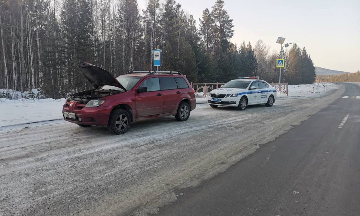 Сотрудники ГИБДД помогли женщине-водителю, автомобиль которой заглох на  трассе