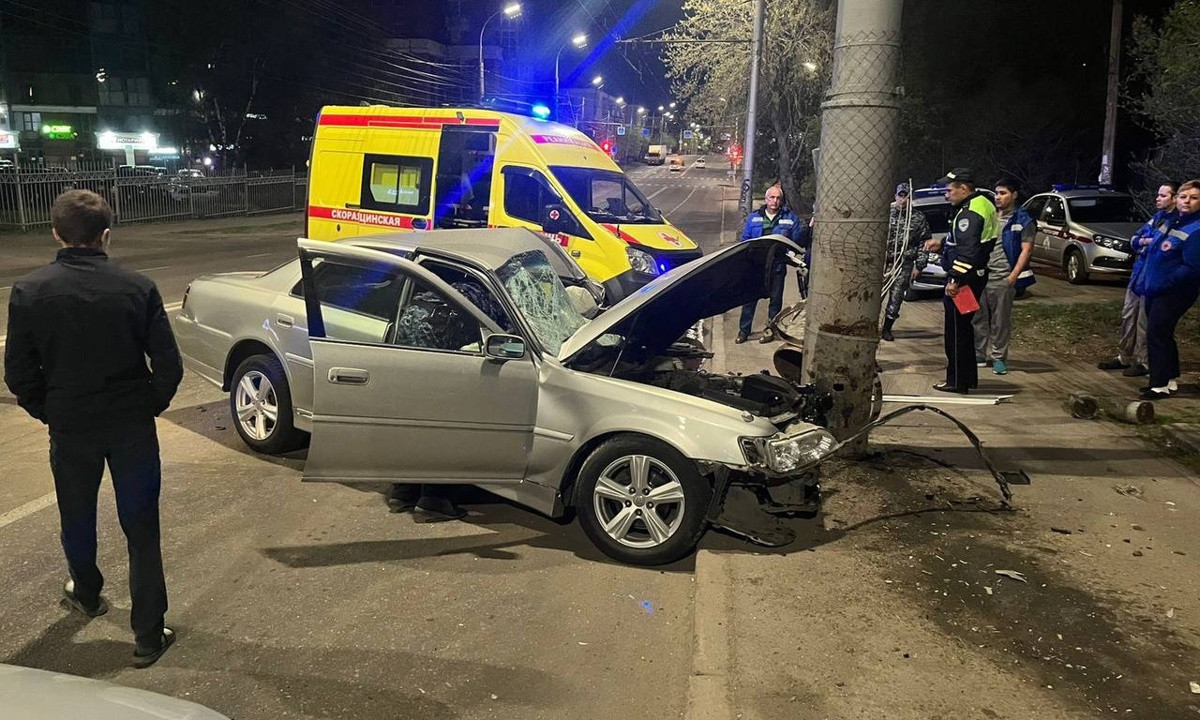 В Иркутске разыскивают водителя, который врезался в столб и сбежал, бросив  раненого пассажира