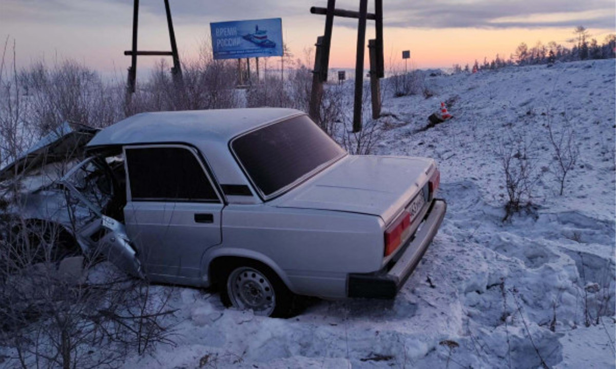 Автомобиль «Жигули» врезался в столб освещения в Братске