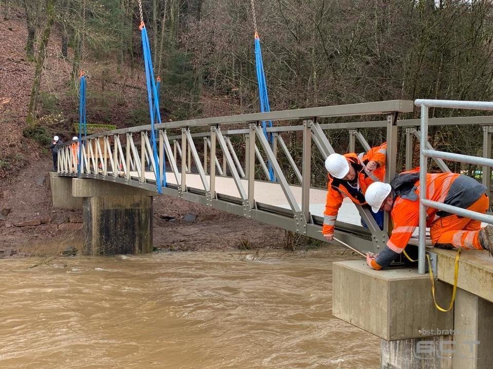 Выпущенный на КраМЗе алюминиевый мост устанавливают в Германии_январь 2021 года
