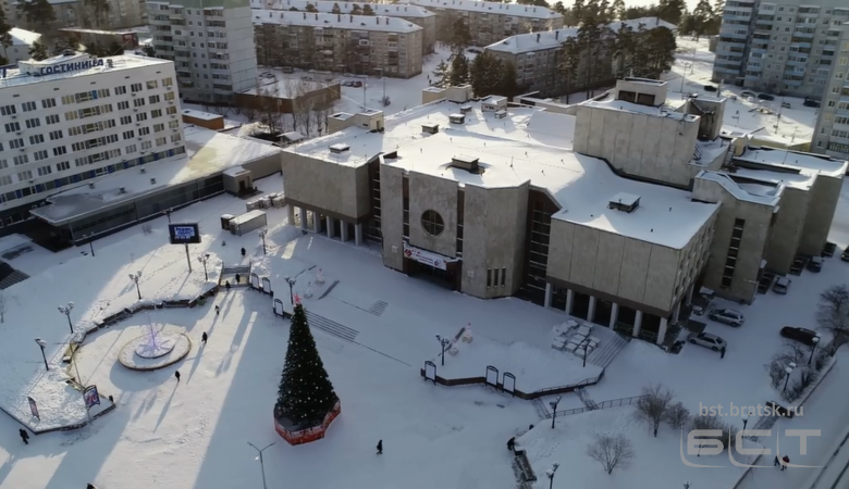 Сайт дворца искусств братск. Дворец искусств Братск. Дворец культуры Энергетик Братск. Братск Энергетик площадь. Дворец искусств Братск Энергетик зал.