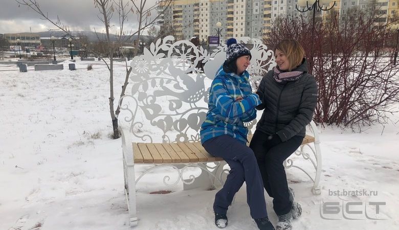 Город братской любви. Скамейка любви и примирения Братск. Скамейки в Братске. Братск лавочка возле ЗАГСА. Лавочка у ЗАГСА Братск.