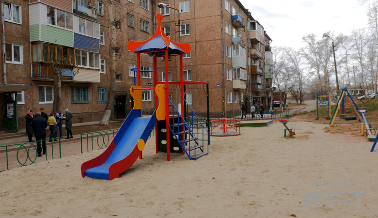 Ракета детская площадка. Переулок новый площадка братск. В братске на детской. В братске на детской. Братск фото дворов.