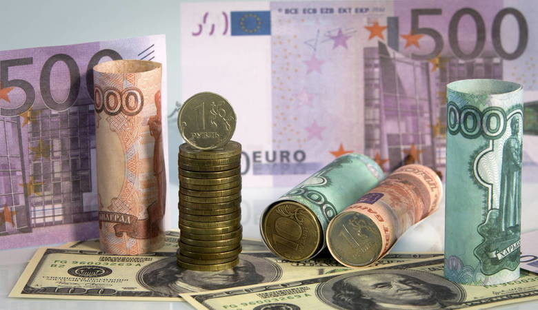 Курс доллара на Мосбирже превысил 57 рублей впервые с 17 июня